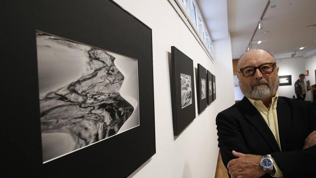 José María Duart, junto a una de las imágenes de la exposición &quot;El desierto inundado&quot;