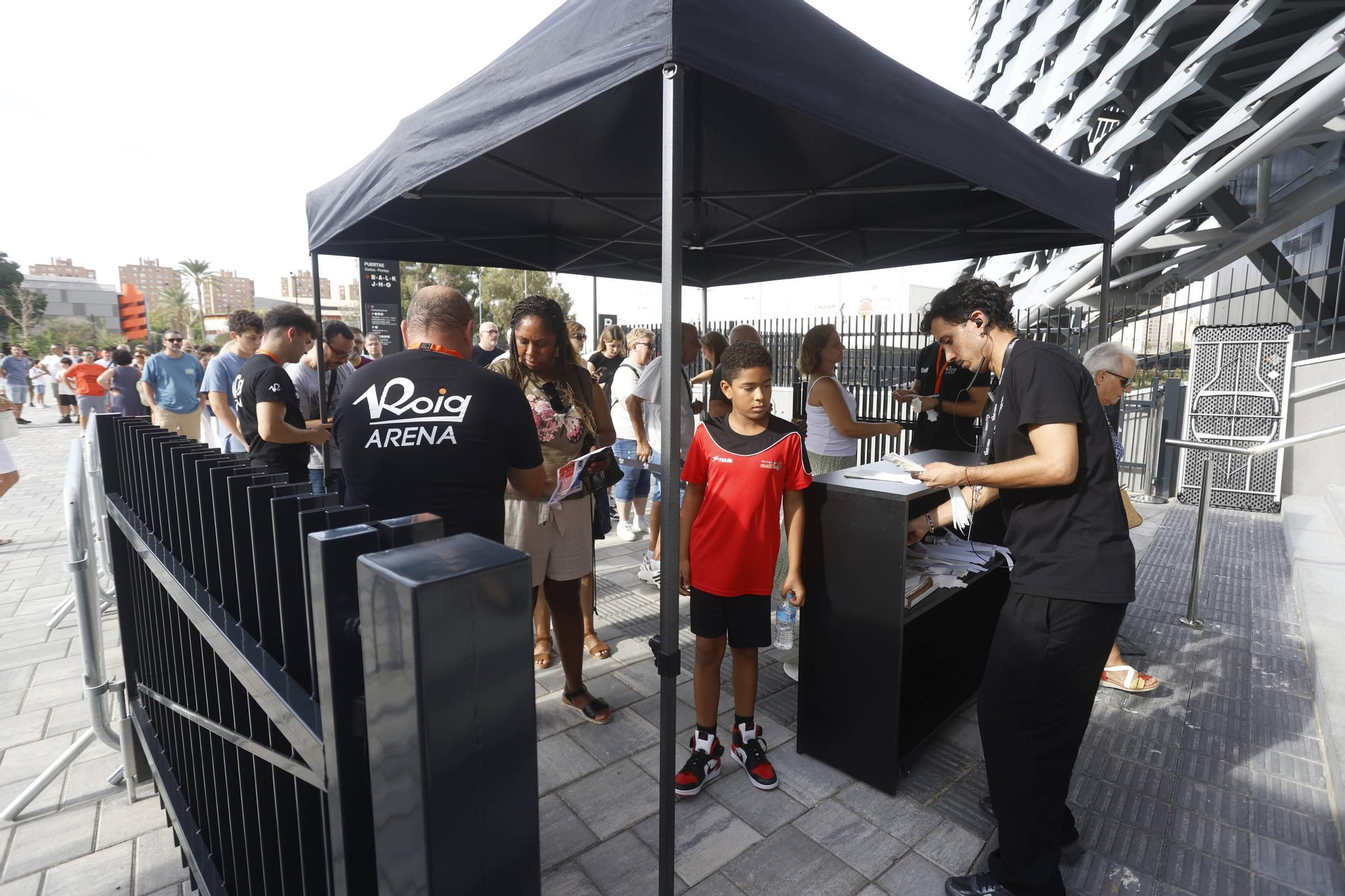 La afición del Valencia Basket visita el Roig Arena
