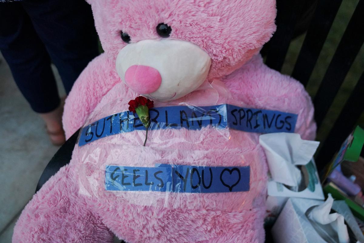 Un oso de peluche con el mensaje ’Southerland Springs Feels You’ se ve en un monumento a las víctimas de un tiroteo masivo donde un hombre armado mató a 19 niños y dos maestros en la Escuela Primaria Robb en Uvalde, Texas, EE. UU. 28 de mayo de 2022. REUTERS/ Verónica G. Cárdenas