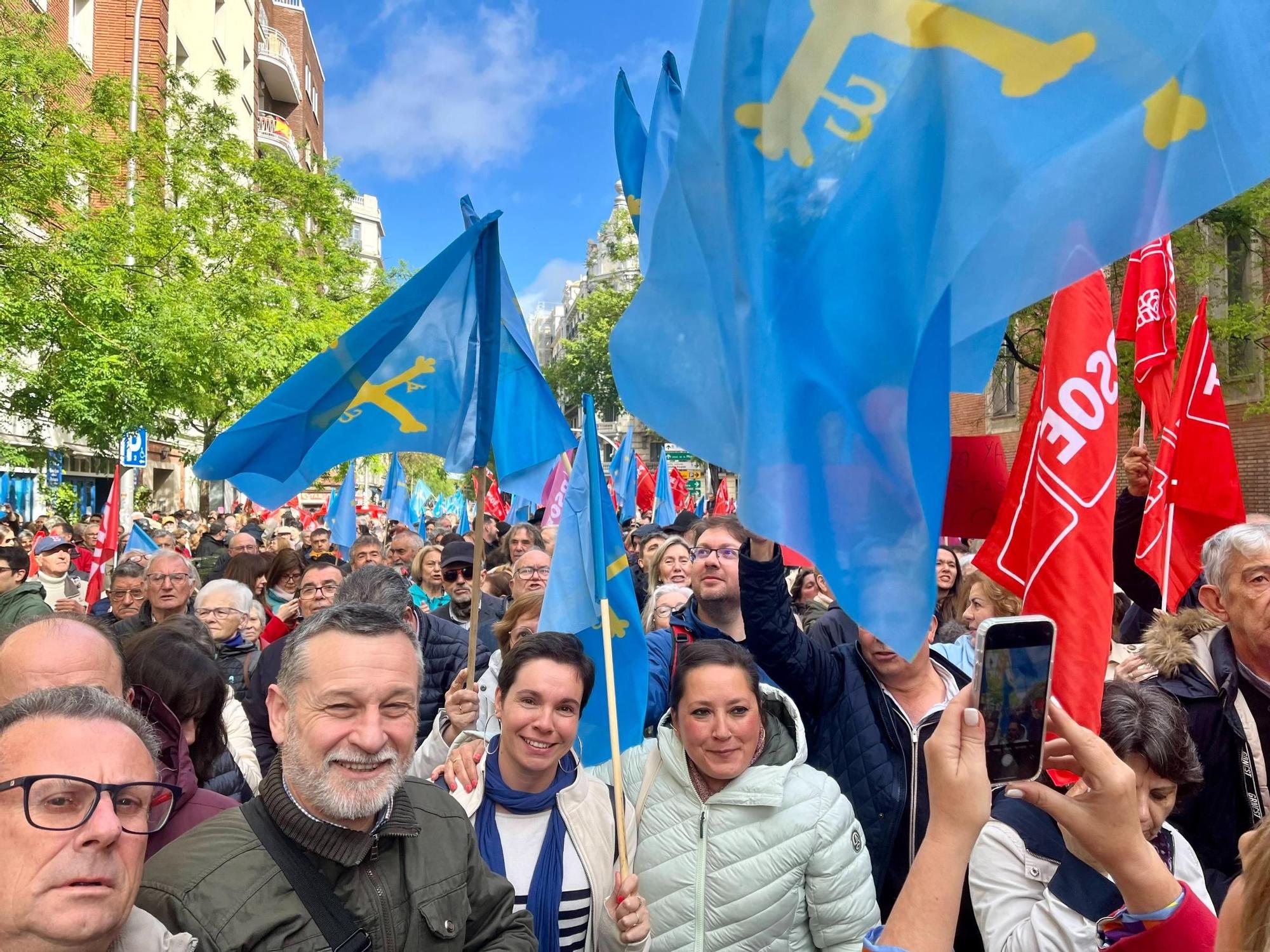 EN IMÁGENES: ambiente asturiano en Ferraz, apoyando a Sánchez