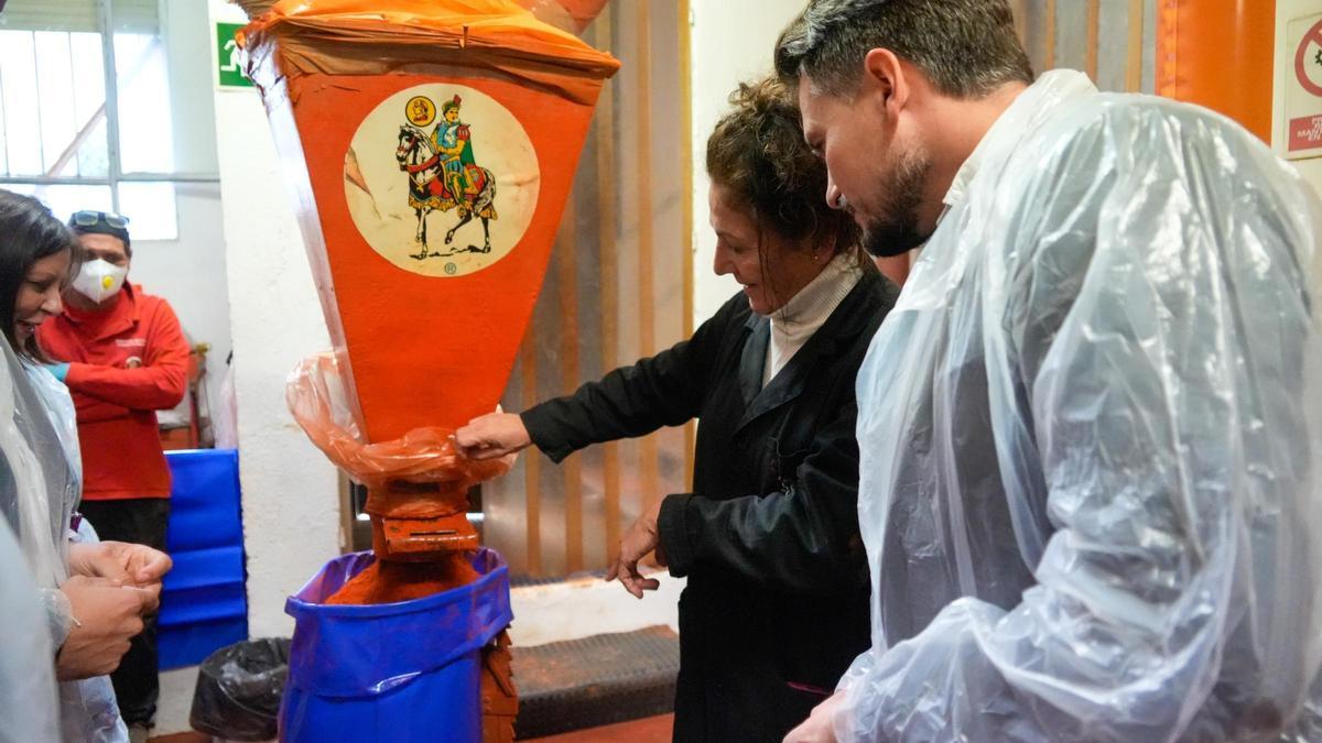 Abel Bautista, número 2 del PP, visita una empresa de pimentón en Jaraíz de la Vera.
