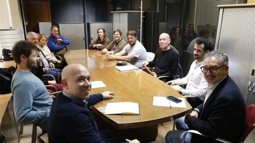 Los ediles Rodrigo Pintueles (PP) y Gilberto Villoria (Foro), en la cabecera de la mesa,  junto a técnicos municipales y representantes vecinales de Serín. | ÁNGEL GONZÁLEZ