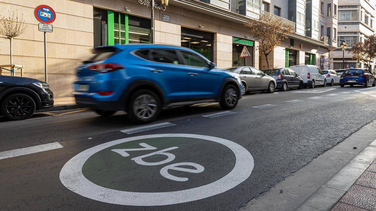 Una señal en el suelo en San Vicente de Paúl informa del límite de la Zona de Bajas Emisiones.