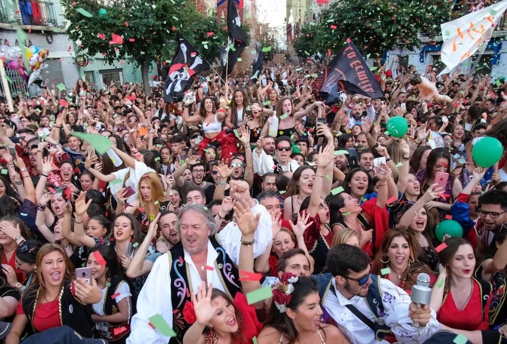 Millones de papelitos sobrevolaron a los miles de eldenses que se apiñaron cerca del castillo de Embajadas para escuchar y cantar el pasodoble Idella, que marca el comienzo de las fiestas