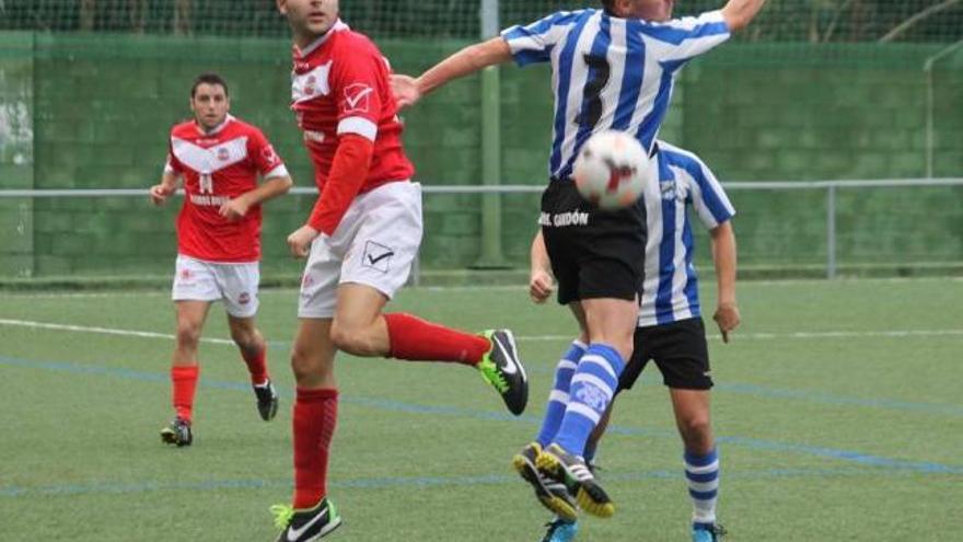 Pasu salta con un jugador del Estradense en un partido anterior del Bahía. // Santos Álvarez