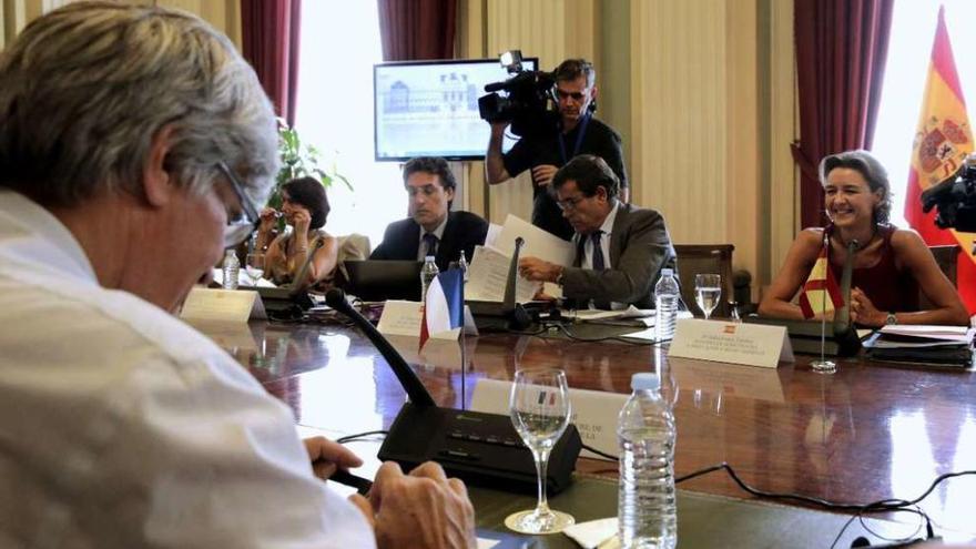La ministra de Agricultura y enfrente su homólogo francés, ayer, en la reunión en Madrid.