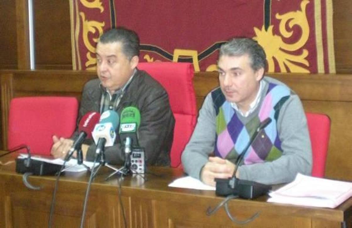 El exalcalde Javier Pérez junto al exconcejal Manuel Illán en una comparecencia pública.
