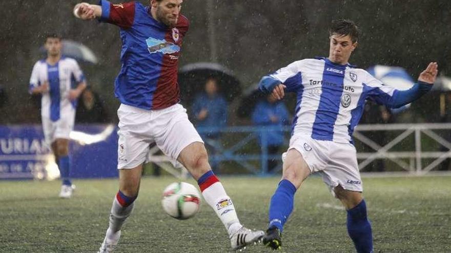 Michu disputa un balón con un rival. // FDV