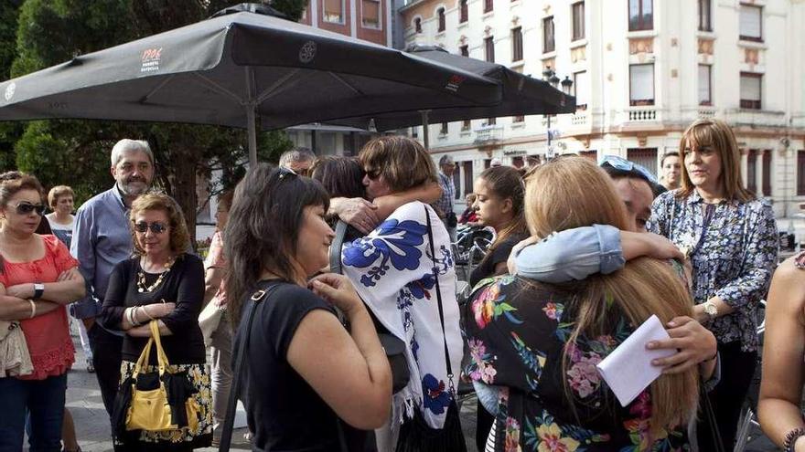 La familia de Germán Fernández, ayer, arropada en Sama. Por la izquierda, su hermana Marina; su madre, Yolanda; su otra hermana, Marta, y su primo Christopher García.