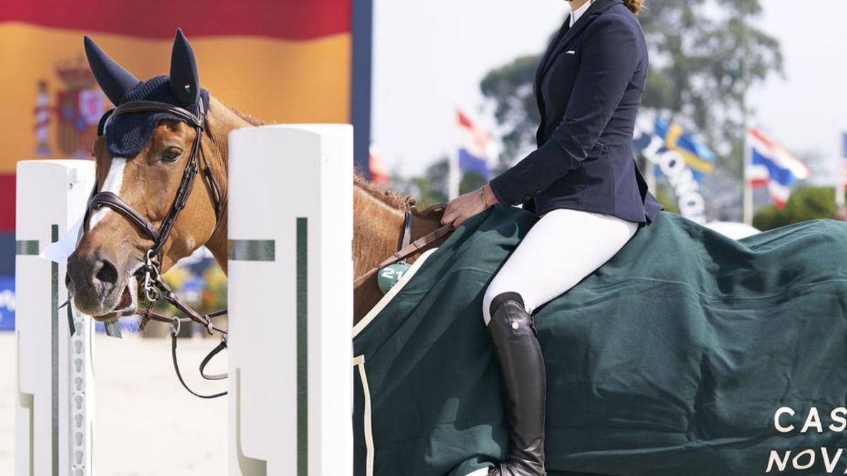 El francés Julien Anquetin recibe los premios como ganador del Trofeo Longines. |  // OXER SPORT / CASAS NOVAS