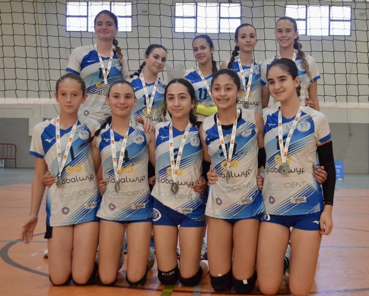Las infantiles del CV Gandia con las medallas de subcampeonas