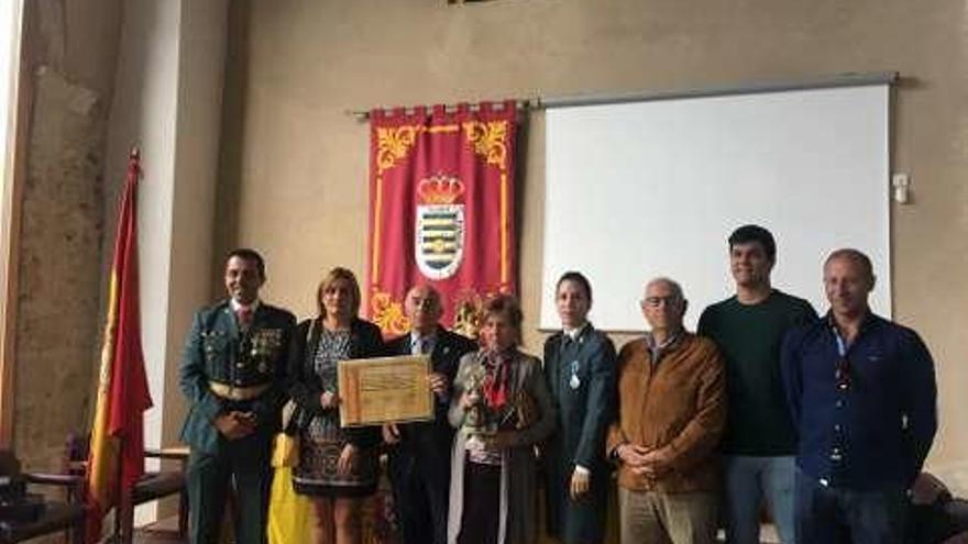 El alcalde de Villalpando recoge el premio entregado por la Guardia Civil al pueblo (i). Agentes de Alcañices en la misa del Pilar (c). Agentes y autoridades municipales en Venialbo (d).