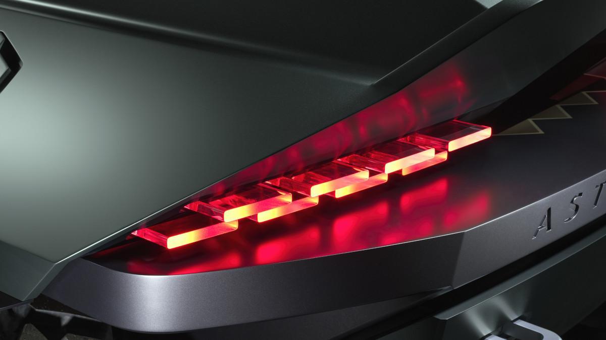 Los pilotos traseros se resuelven mediante pequeñas piezas luminosas independientes, integradas bajo una moldura metálica con el nombre de la marca.