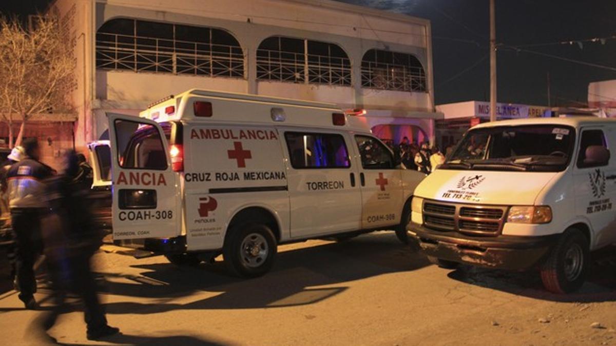 Ambulancias de la Cruz Roja ante el centro de desintoxicación atacado en Torreón (México), el domingo por la noche.