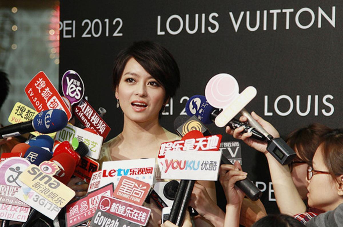 La cantant de Hong Kong Gigi Leung contesta preguntes de la premsa, després de la seva arribada a la inauguració de la nova botiga de Louis Vuitton a Taipei, Taiwan.