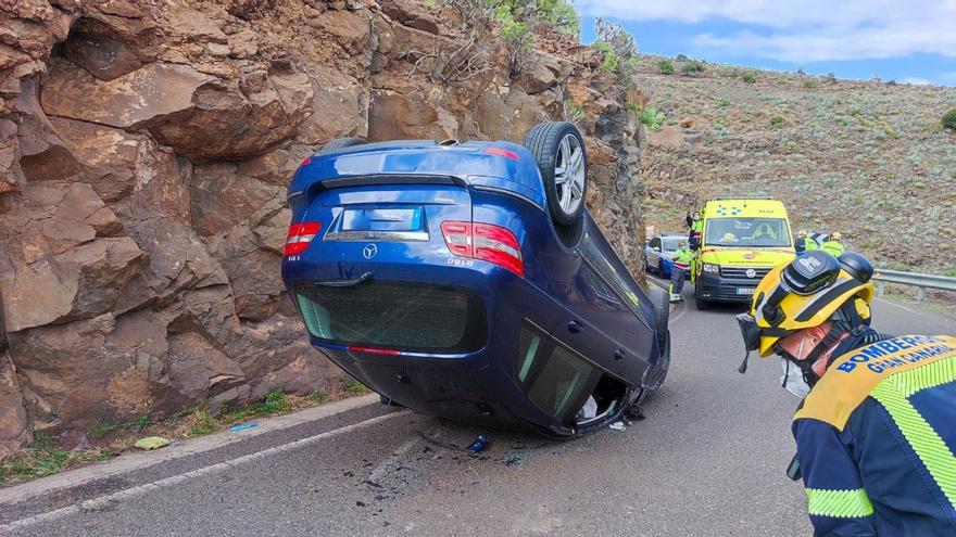 Dos heridos al volcar un coche en Agüimes