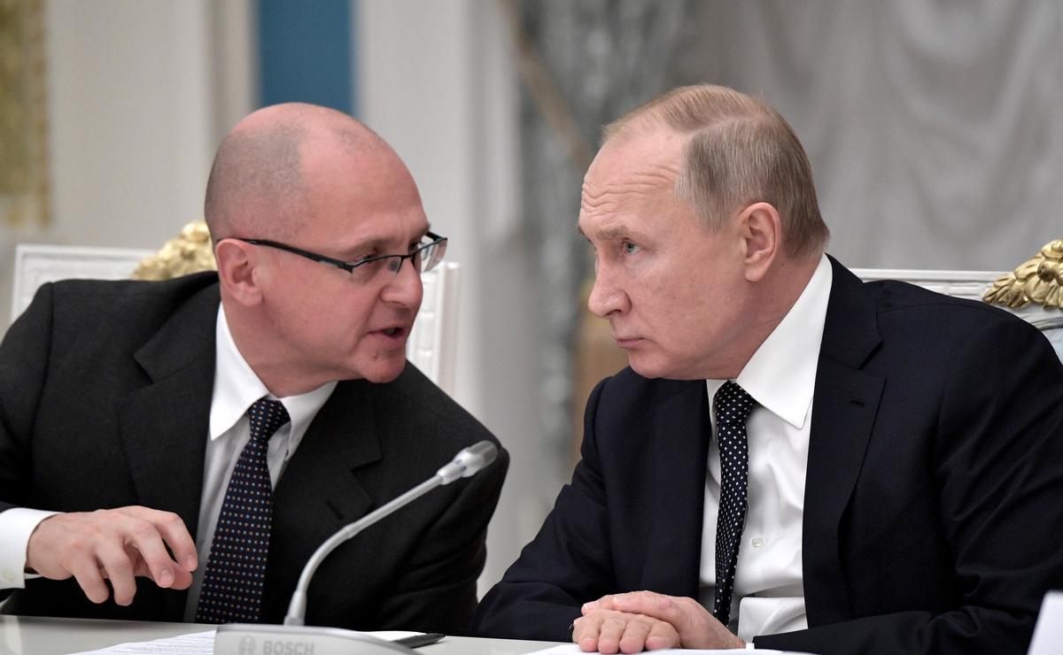 Serguéi Kirilenko y Vladímir Putin, en una reunión del comité organizador de 'Pobeda', organización dedicada a fomentar el patriotismo en Rusia.