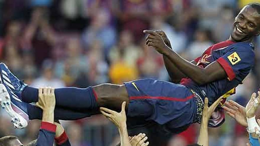 Abidal es manteado tras su último partido con el Barça.