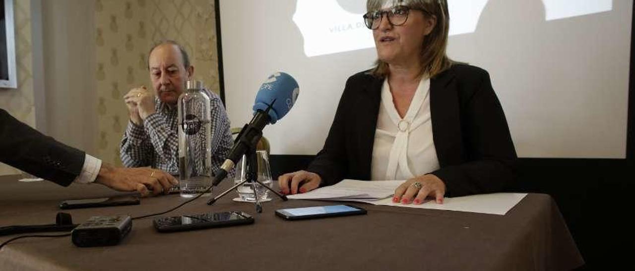 Anne Ignacio, en primer término, con José María Tejero, propietario del club al fondo, en la presentación de Norte Proyectos en Avilés.