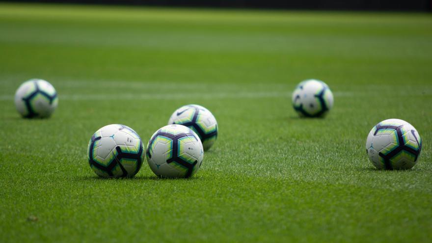 Balones de fútbol en un campo