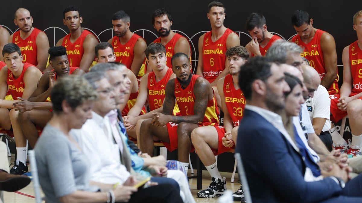 Brown, en el centro de la imagen, en el acto de presentación de la selección en Madrid.