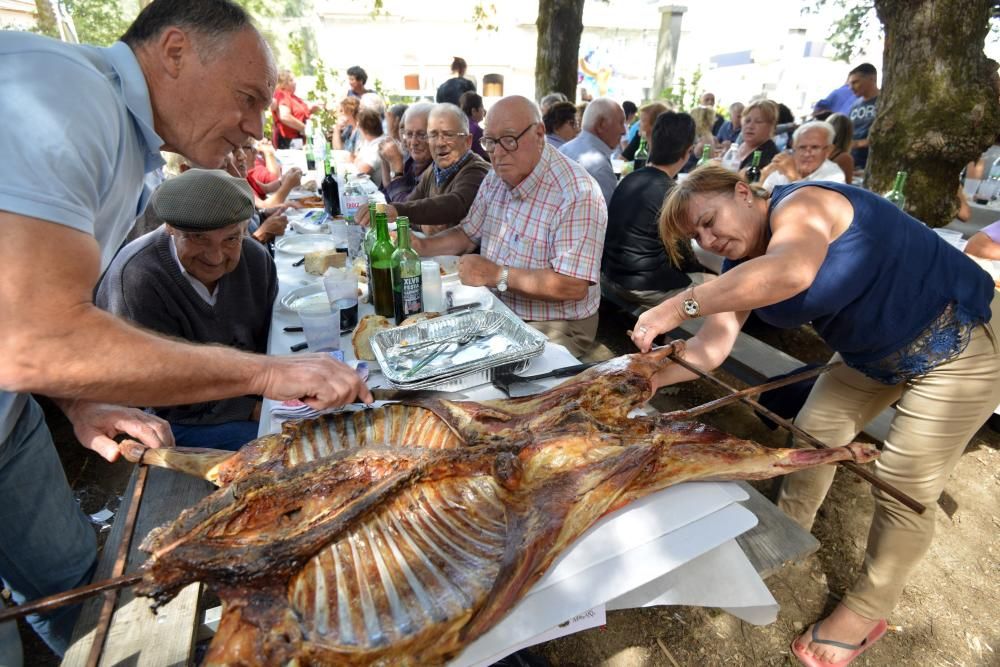 Moraña fue hoy el templo del carneiro ao espeto, plato que degustaron los vecinos y los visitantes acompañado de empanadas de zorza o bacalao con pasas