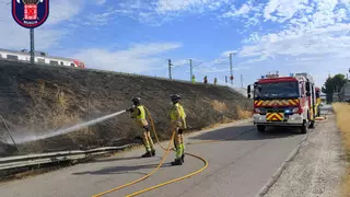 Un incendio junto a las vías del AVE en Beniaján interrumpe el tráfico ferroviario