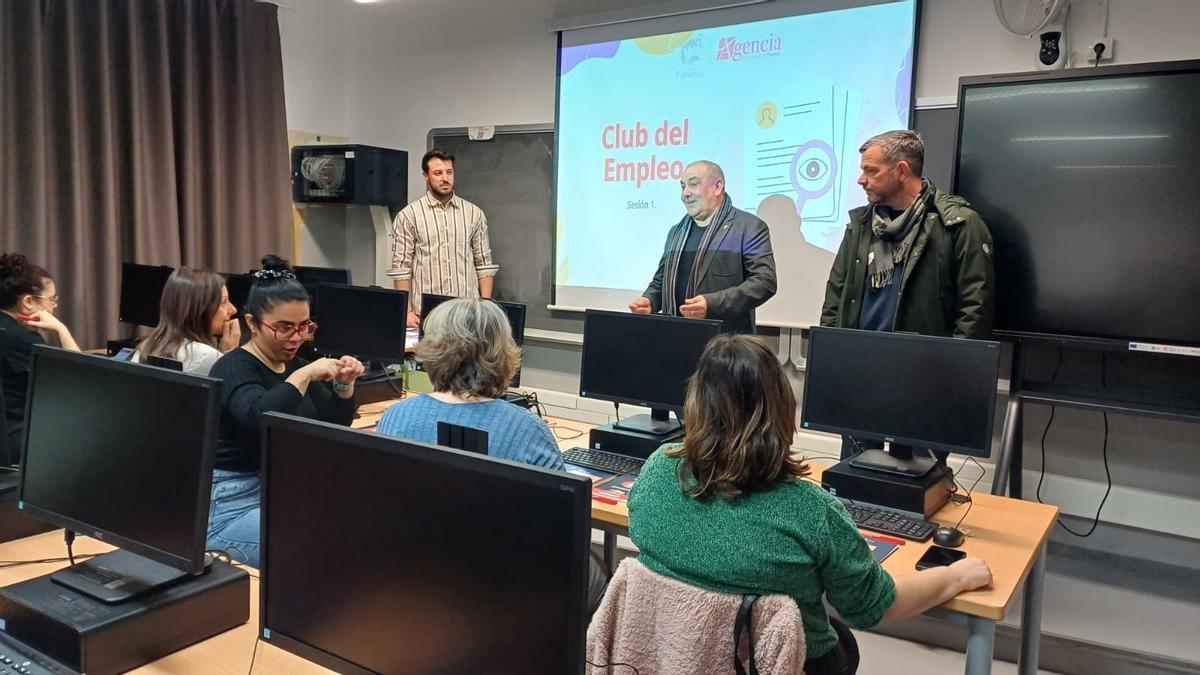 El concejal de Empleo, Julio Fernández, durante el acto de apertura del primer grupo del Club de Empleo en Paterna.