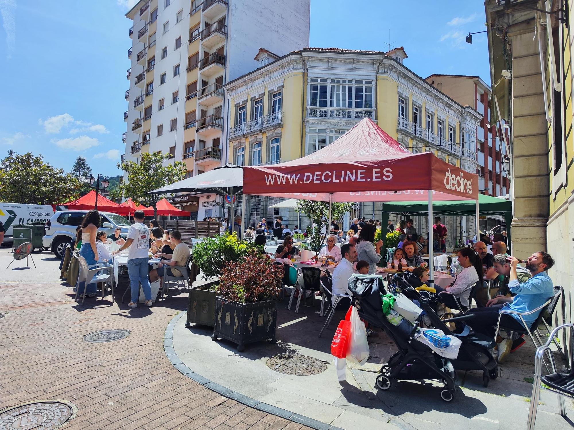 Pravia vive una comida en la calle de récord