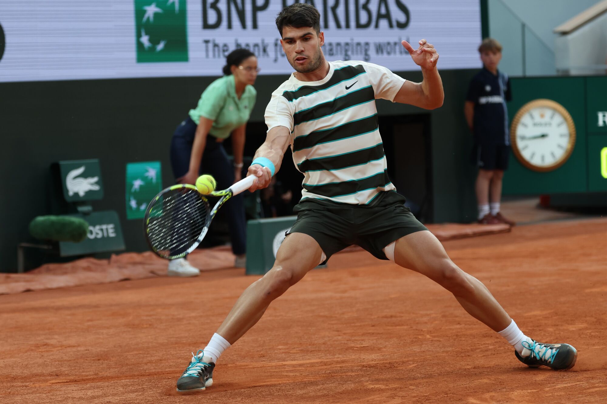 03 June 2025, France, Paris: Spanish tennis player Carlos Alcaraz in action against US Tommy Paul during their Men's Singles quarter final tennis match of the French Open tennis tournament (Roland-Garros). Photo: Marcin Cholewinski/ZUMA Press Wire/dpa Marcin Cholewinski/ZUMA Press Wi / DPA 03/06/2025 ONLY FOR USE IN SPAIN. Marcin Cholewinski/ZUMA Press Wi / DPA;tennis;sports;French Open tennis tournament;