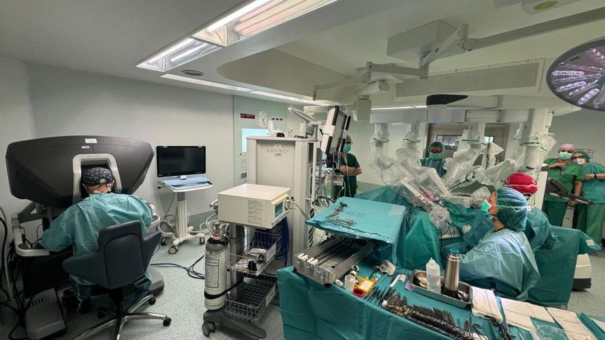 La cirugía robótica gana peso en el CHUO: el Da Vinci se utilizó en 700 operaciones desde 2021