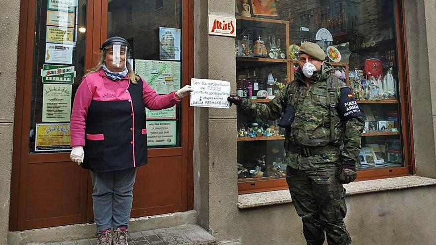 &quot;La tienda de antaño&quot;, de Fermoselle, muestra su agradecimiento al Ejérctio.