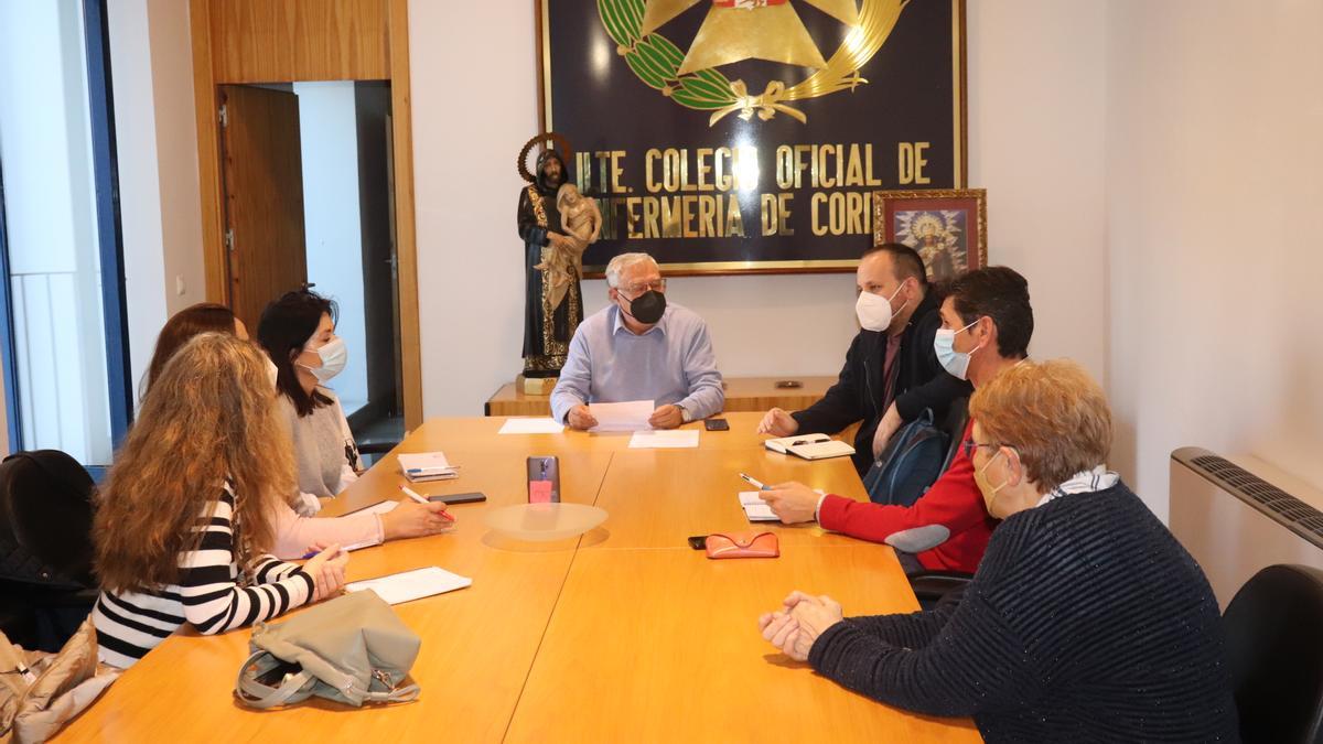 Ignacio Morales Cané y Manuel Romero Saldaña (a la derecha), junto a Antonia Ordoñez y Enrique Castillo, en la primera asesoría de este nuevo servicio a varias enfermeras cordobesas