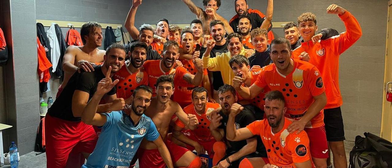 Una imagen de la plantilla de la Penya Independent festejando en el vestuario uno de sus triunfos.                                  Los futbolistas del equipo naranja celebran un gol. | P.I.