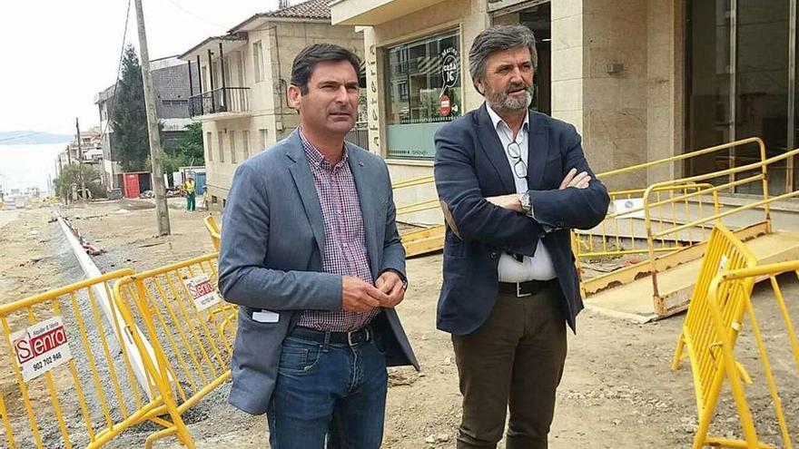 El alcalde de Sanxenxo, Gonzalo Pita, visita las obras de Luis Rocafort con el edil de Urbanismo. // G. S.