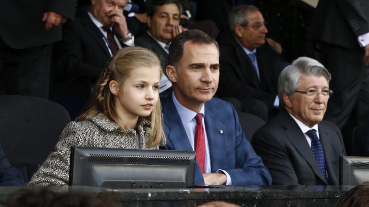 La infanta Leonor siguió muy atenta el partido entre el Atlético y el Bayern, junto a su padre, el Rey, anoche, en el Calderón.