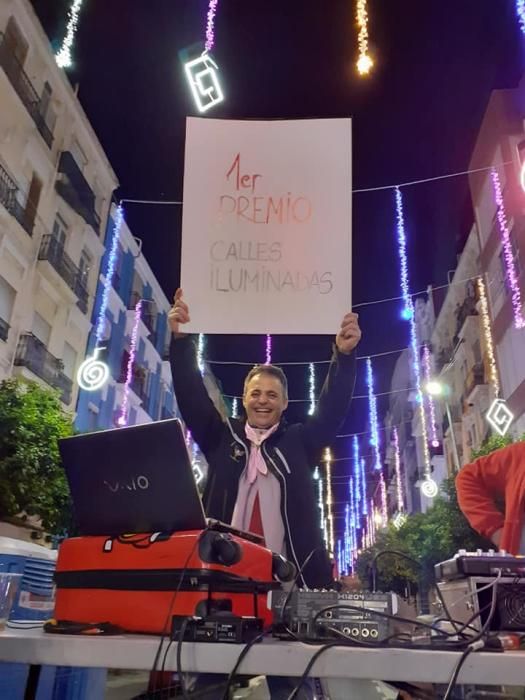 El presidente de Cuba-Puerto Rico, Moncho Cebriá, celebra el primer premio de calles iluminadas