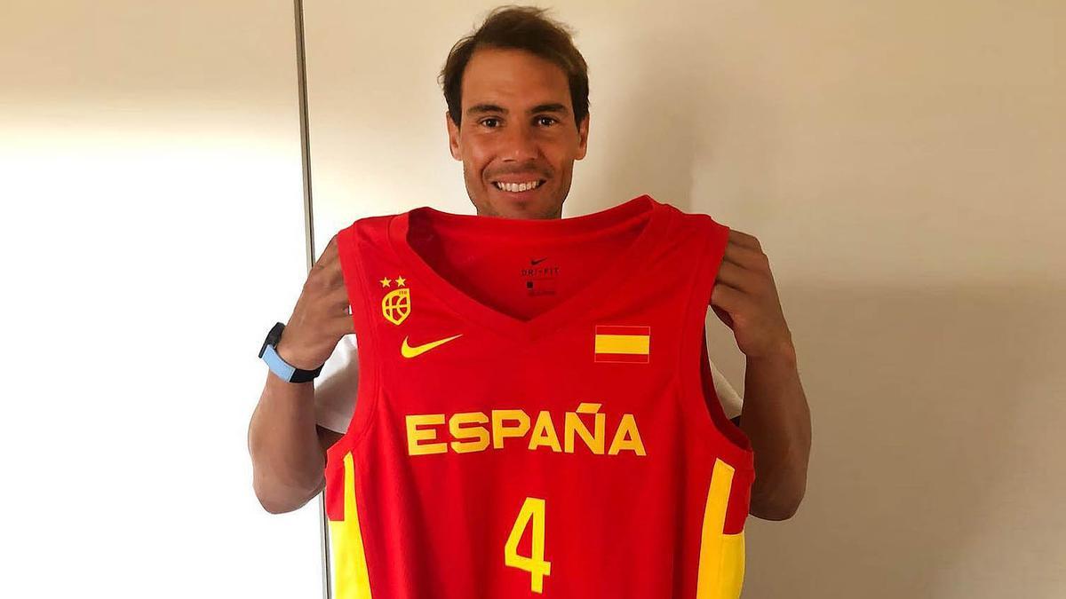 Rafa Nadal muestra su apoyo a la selección española de baloncesto.