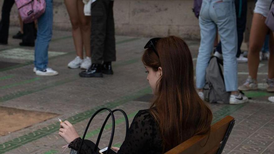 Cataluña prohibirá fumar en terrazas, entradas de colegios y paradas de autobús