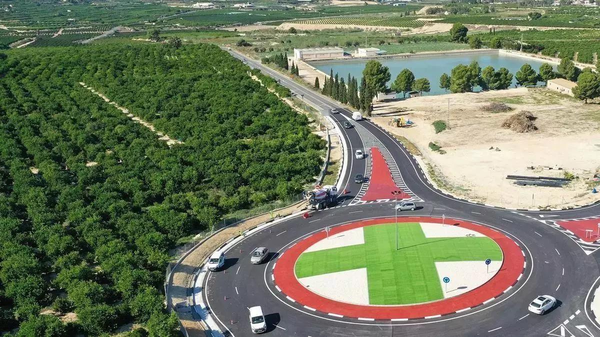 Vista aérea de la glorieta de la CV-95 con la carretera de la cuesta del Pelegrín de Jacarilla