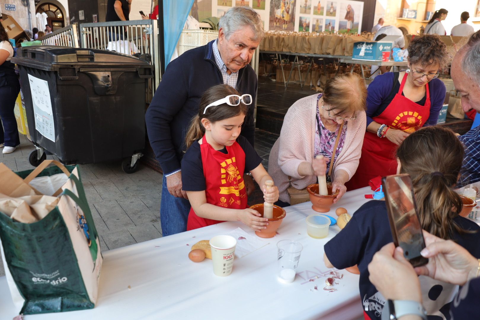 FOTOGALERÍA I Las imágenes de la Nit de la Xulla y del encuentro de elaboración de allioli de las fiestas de Vila-real