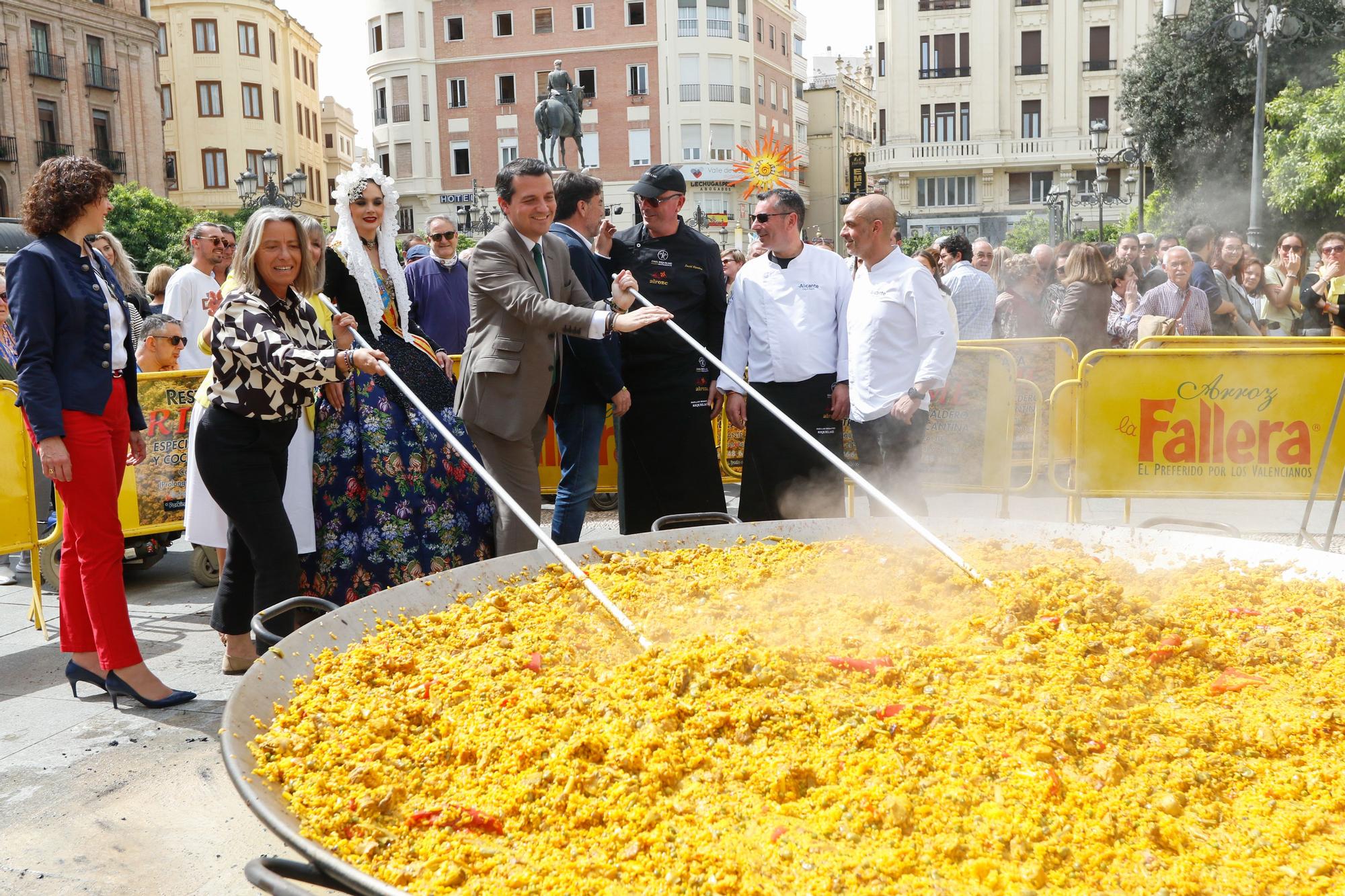 Alicante promociona su imagen en Córdoba con un arroz gigante