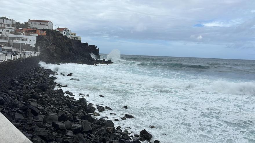 Playas cerradas por el mal estado del mar: así está la costa norte de Tenerife