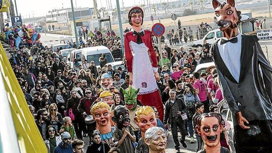 Los Gigantes y Cabezudos saldrá varias veces a lo largo de los días de fiestas por las calles de Torrevieja