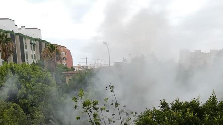 El fuego provocó una gruesa columna de humo.