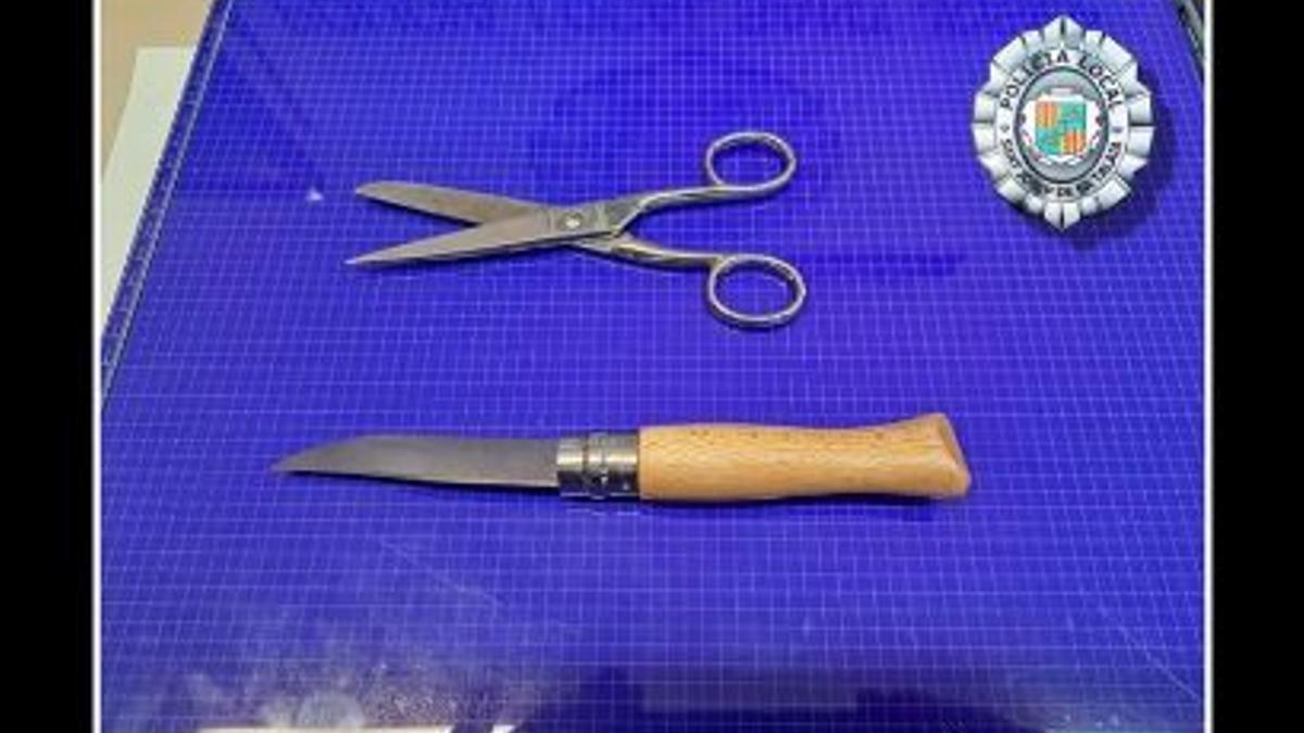El cuchillo y las tijeras incautadas por la Policía Local de Sant Josep