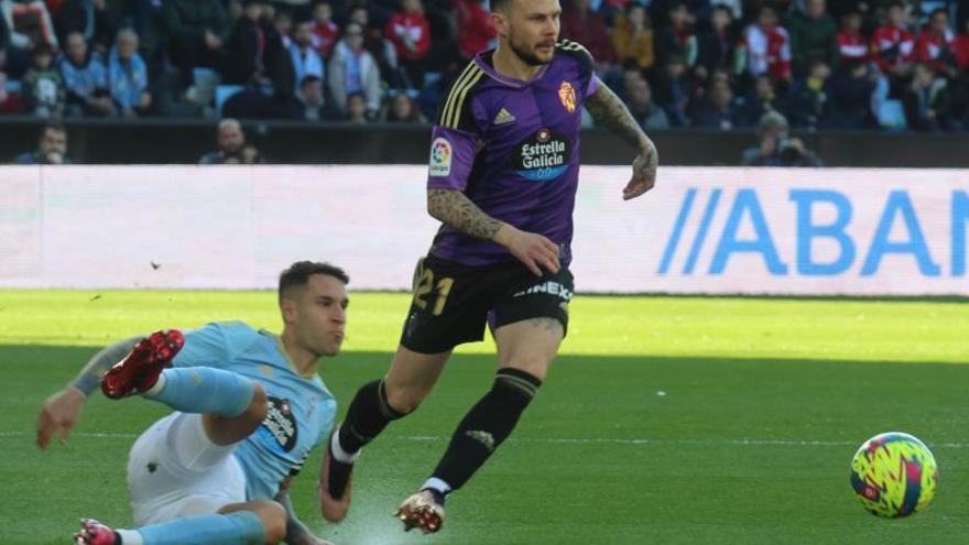 Hugo Mallo persigue a  Carrasco en un lance del encuentro contra el Valladolid disputado ayer en Balaídos. // ALBA VILLAR