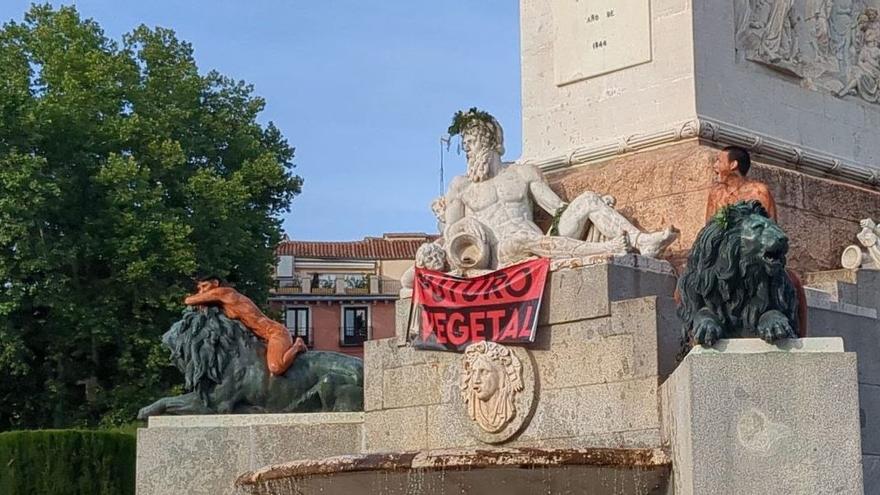 Dos activistas climáticas se bañan desnudas en una fuente del Palacio Real
