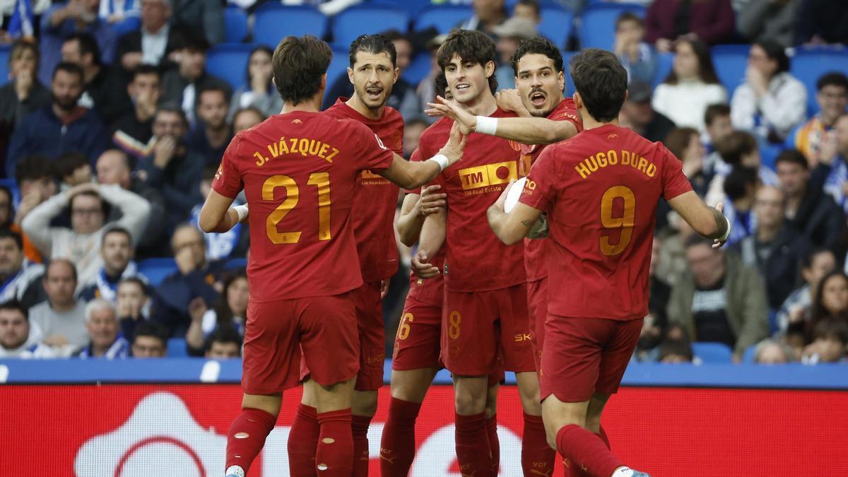 Javi Guerra celebra el gol de la victoria junto a sus compañeros.