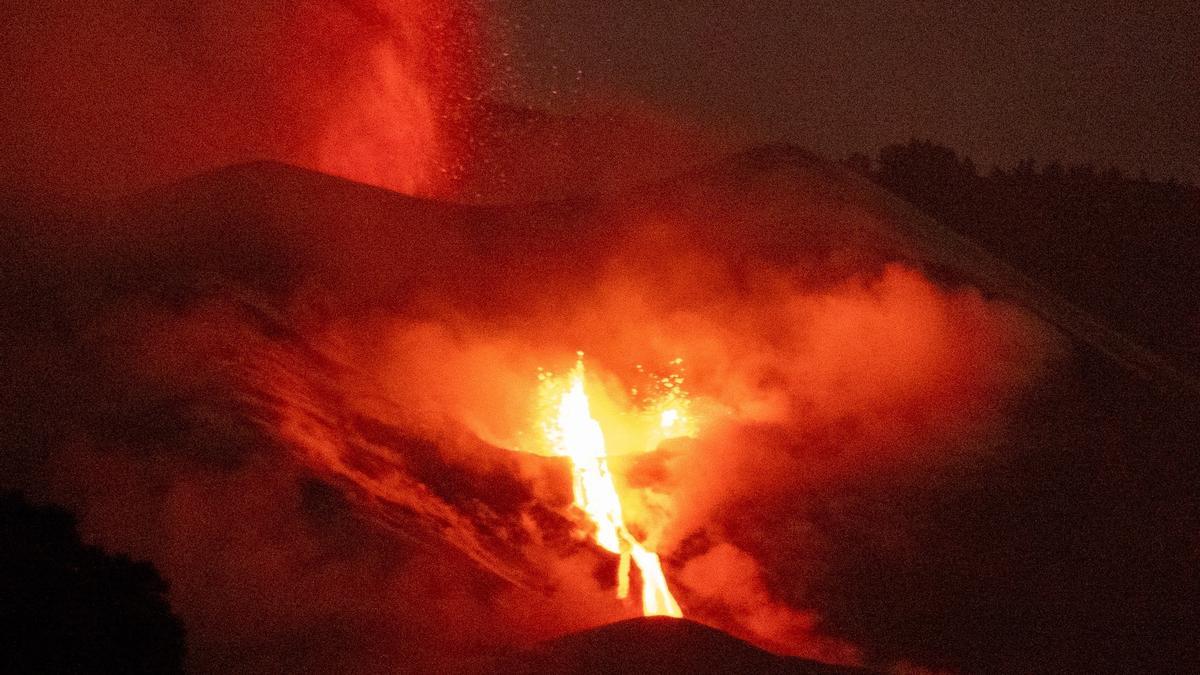 La erupción de La Palma vine una nueva jornada explosiva, con la apertura de otra salida de lava